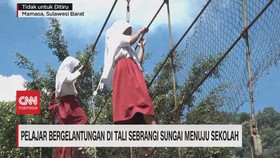 VIDEO: Pelajar Bergelantungan di Tali Jembatan Untuk Sekolah