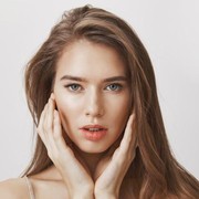 Diam di Rumah Aja Bikin Kulit Kering dan Kusam? Begini Cara Mengatasinya!