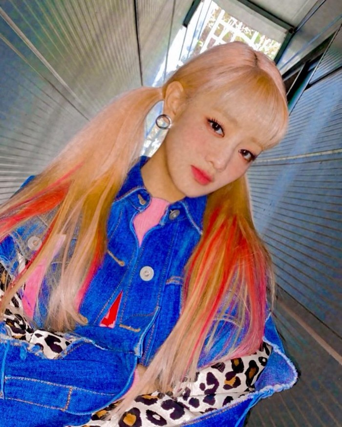 Ombre di antara helaian rambut blondenya makin cerah dengan campuran warna merah muda, kuning dan oranye. Potongan warna-warna tersebut tetap cocok dengan Minnie dengan gaya rambut dikuncir duanya/Sumber/Instagram.min.nicha.