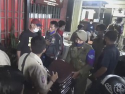Operasi PPKM Mikro di Kedai Kopi Makassar Ricuh!
