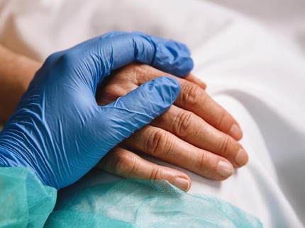 Tangis Suami Dampingi Jasad Istri, Nakes yang Meninggal karena COVID-19 Saat Hamil