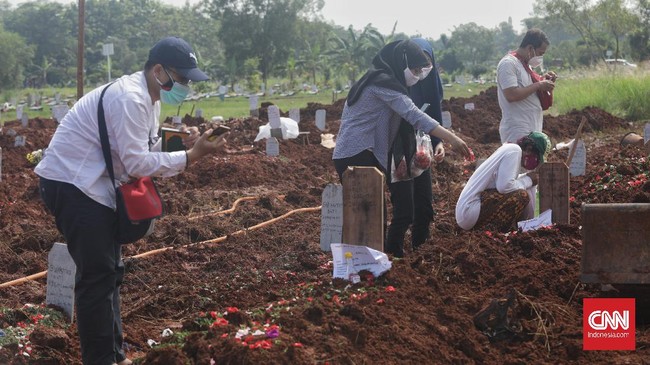 Kemensos masih mengumpulkan data anak yatim yang ditinggal orang tua meninggal akibat Covid-19 di sejumlah daerah. Kemensos juga menjamin bantuan untuk mereka.