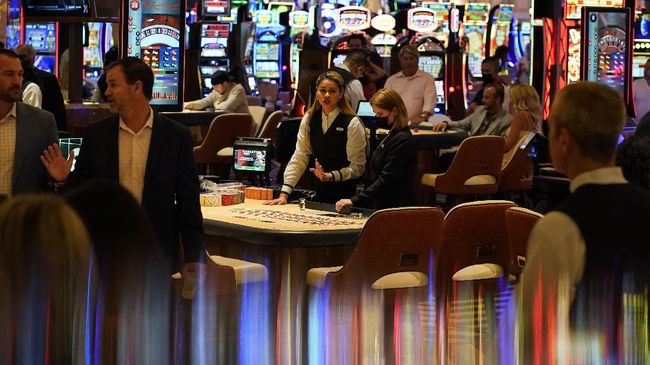 Wanita asal California ini bermain mesin slot di kasino hotel Excalibur, yang terletak di strip Las Vegas, Nevada, Amerika Serikat.