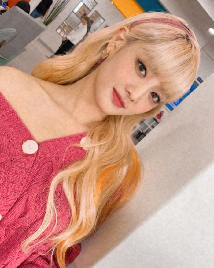 Pemilik nama asli Nicha Yontararak ini pertama kali mengagetkan fans dengan rambut blondenya pada konser online I-LAND : WHO AM I pada Juli 2021. Penampilan barunya saat itu mendapat sambutan dari para penggemarnya/Sumber/Instagram/min.nicha.