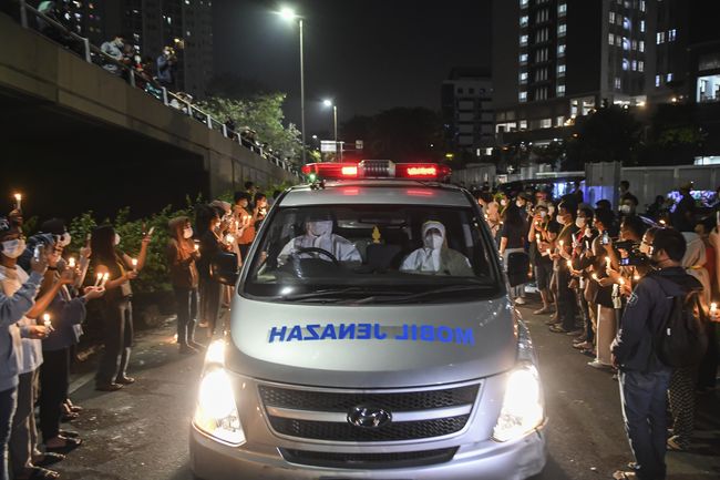 New Normal, New Nightmare dan Ujian Berat Bangsa Pakar memprediksi dari jauh hari apa yang terjadi saat ini di Indonesia: kasus melonjak, angka kematian tinggi, fasilitas kesehatan kolaps. Namun tak didengar.