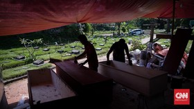 FOTO: Pesanan Peti Jenazah Meroket di Tengah Lonjakan Corona