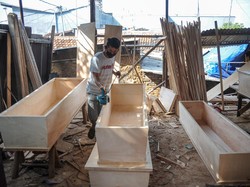 Dilema Perajin Peti Mati di Tengah Lonjakan Kasus Covid-19