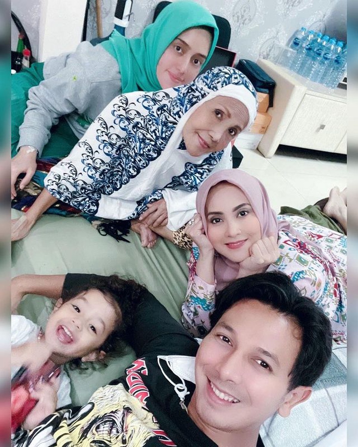 Anak-anak Waty Siregar diisukan menelantarkan sang ibunda terkait kondisi Waty yang memprihatinkan&period; Yuk intip kebersamaan mereka&excl;