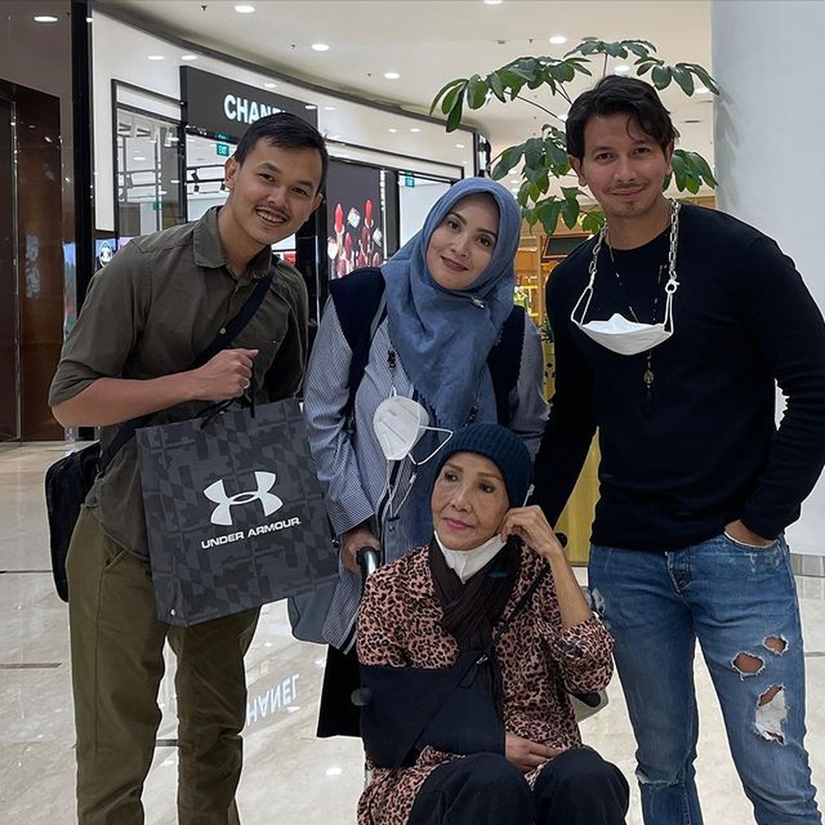 Anak-anak Waty Siregar diisukan menelantarkan sang ibunda terkait kondisi Waty yang memprihatinkan&period; Yuk intip kebersamaan mereka&excl;