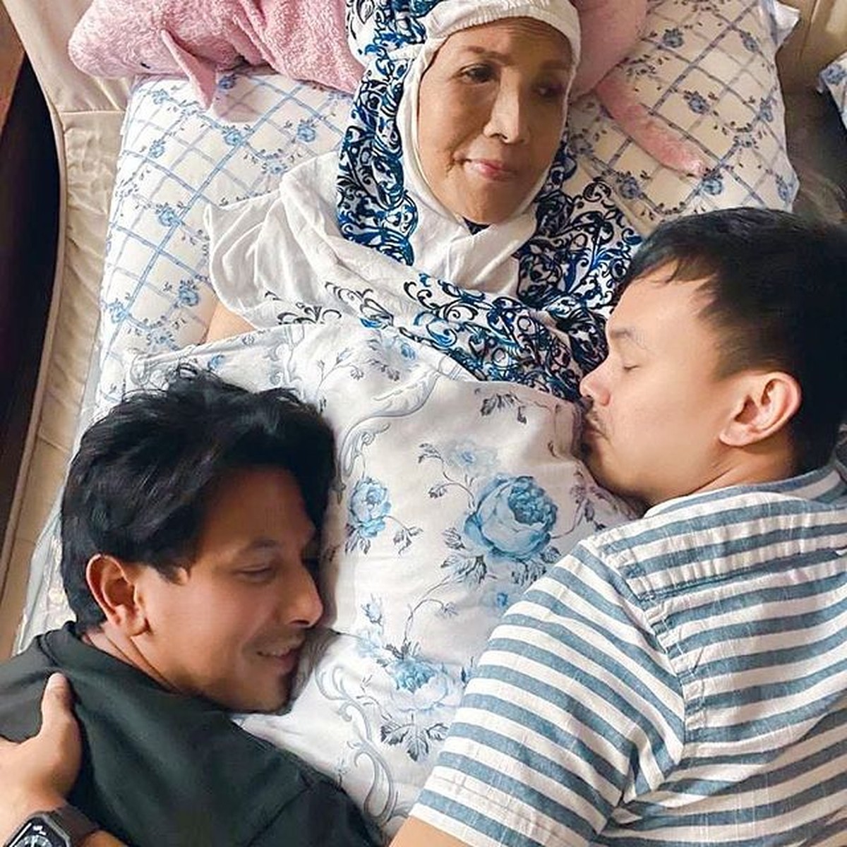 Anak-anak Waty Siregar diisukan menelantarkan sang ibunda terkait kondisi Waty yang memprihatinkan&period; Yuk intip kebersamaan mereka&excl;