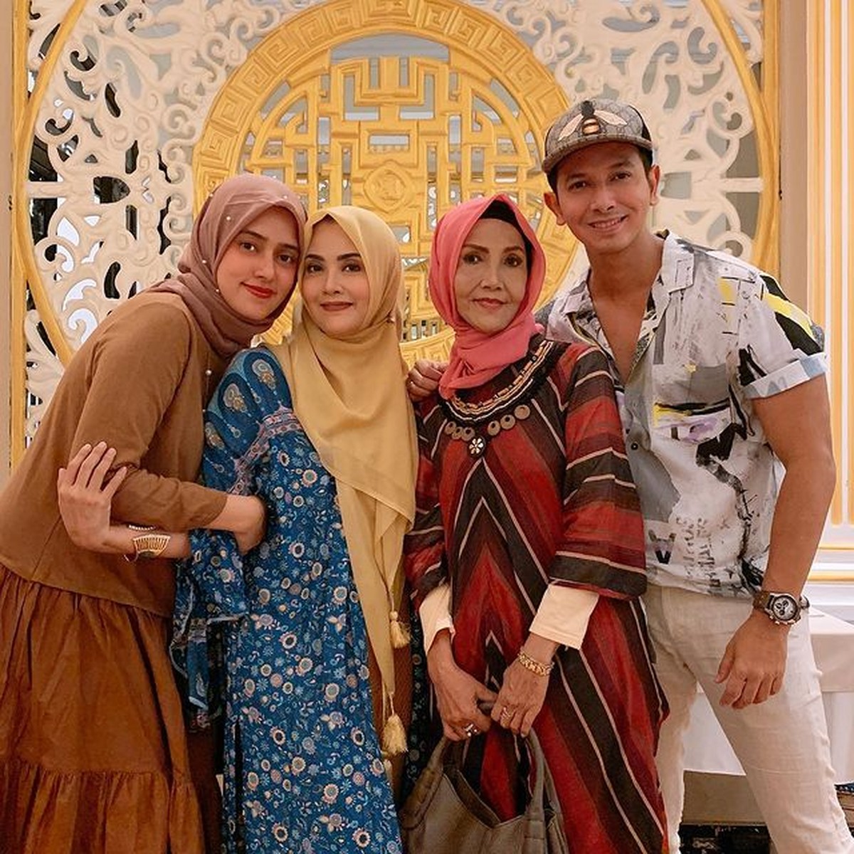 Anak-anak Waty Siregar diisukan menelantarkan sang ibunda terkait kondisi Waty yang memprihatinkan&period; Yuk intip kebersamaan mereka&excl;