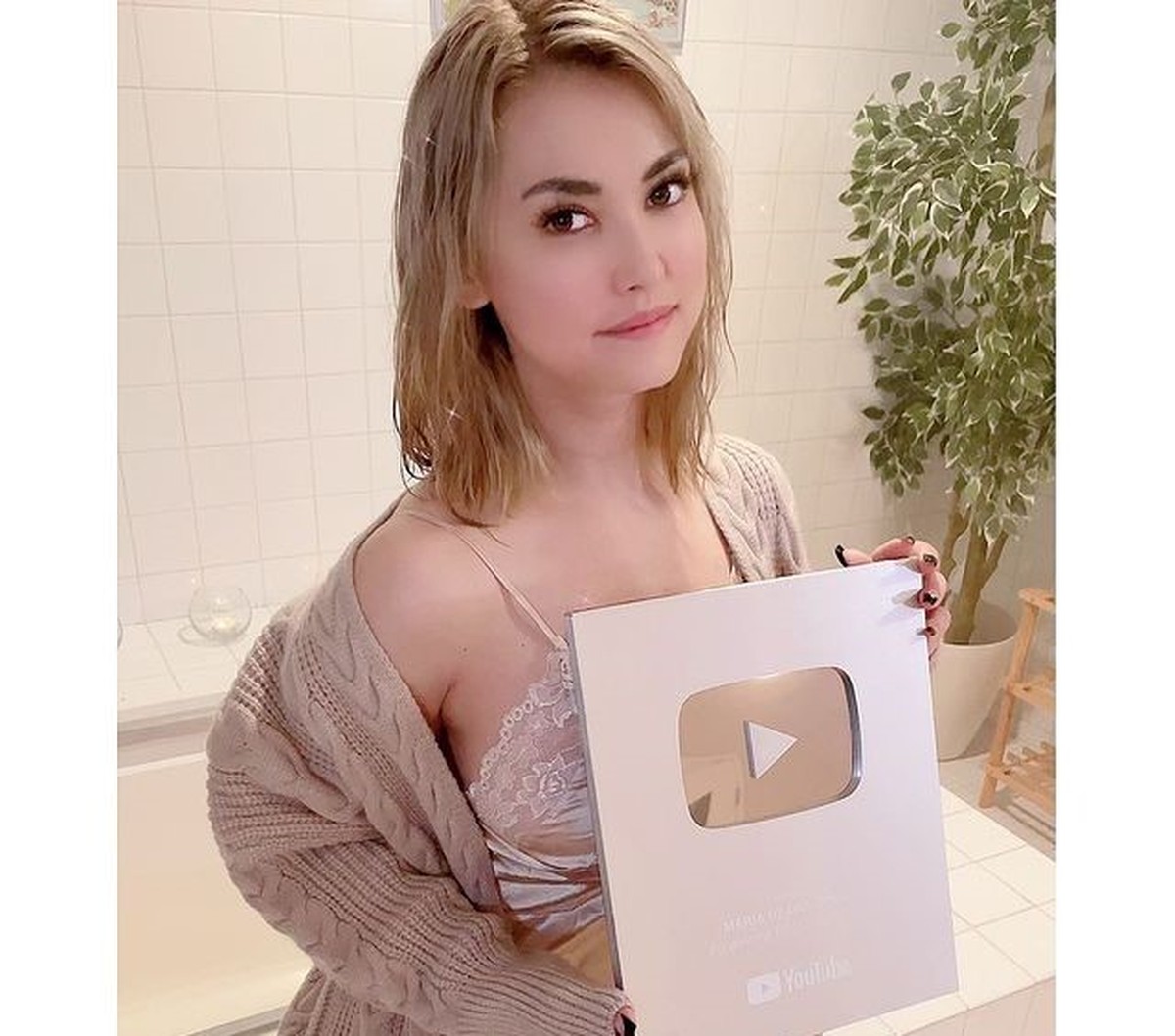 Maria Ozawa atau Miyabi bikin heboh karena mengatakan akan ke Indonesia dan ingin ketemu Vicky Prasetyo&period; Yuk intip potret terbarunya&excl;