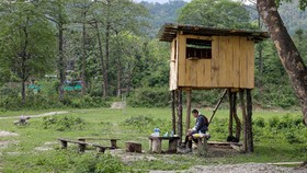Raja Bhutan Daki Gunung dan Perbatasan Tinjau Prokes Covid
