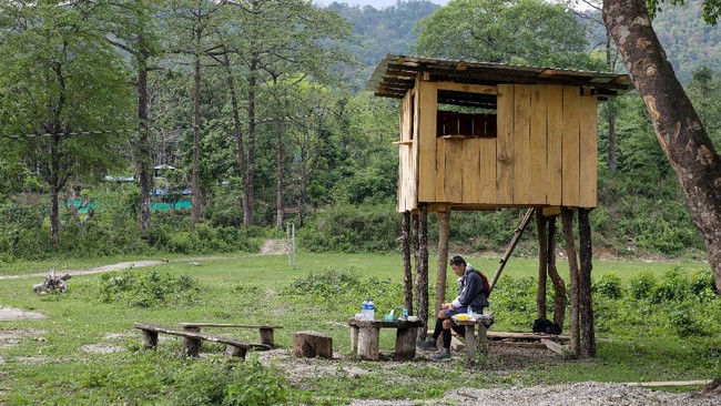 Raja Bhutan, Jigme Khesar Namgyel Wangchuck, mendaki pegunungan dan mengelilingi perbatasan demi memantau penangan dan pencegahan Covid-19 secara langsung.