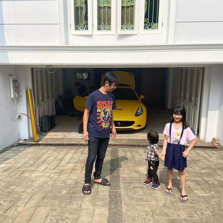 <p>Di awal 2020, Rian D'Masiv pindah ke daerah tersebut untuk menghindari banjir. Rumah mewahnya dilengkapi dengan garasi luas untuk menyimpan mobil pribadi. (Foto: Instagram: @rianekkypradipta)</p>