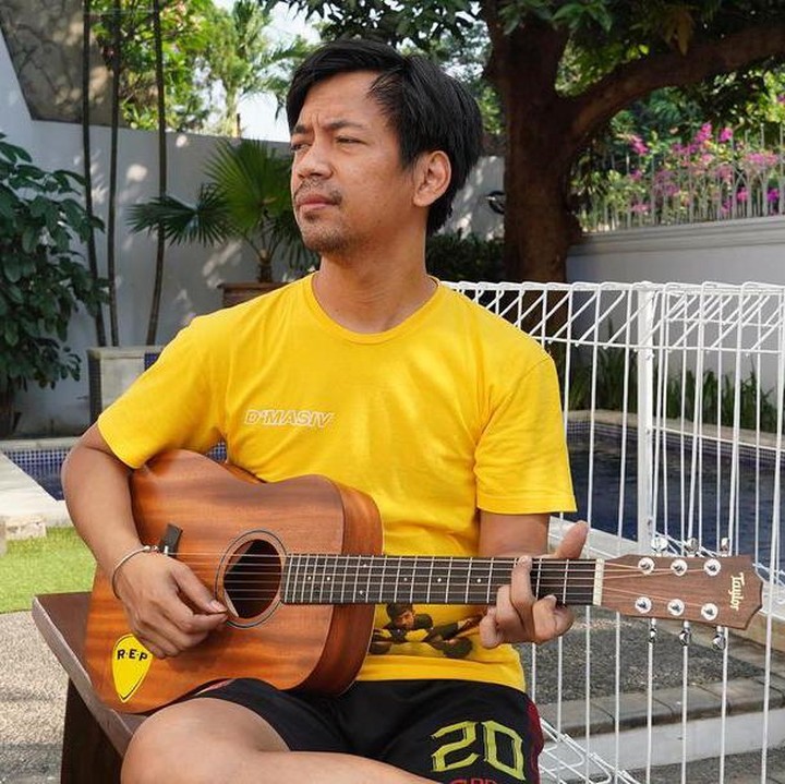 <p>Rian juga sering mencari inspirasi lagu di tepi kolam renang. Terkadang, ia mengajak kedua buah hatinya berenang di kolam itu Bunda. (Foto: Instagram: @rianekkypradipta)</p>