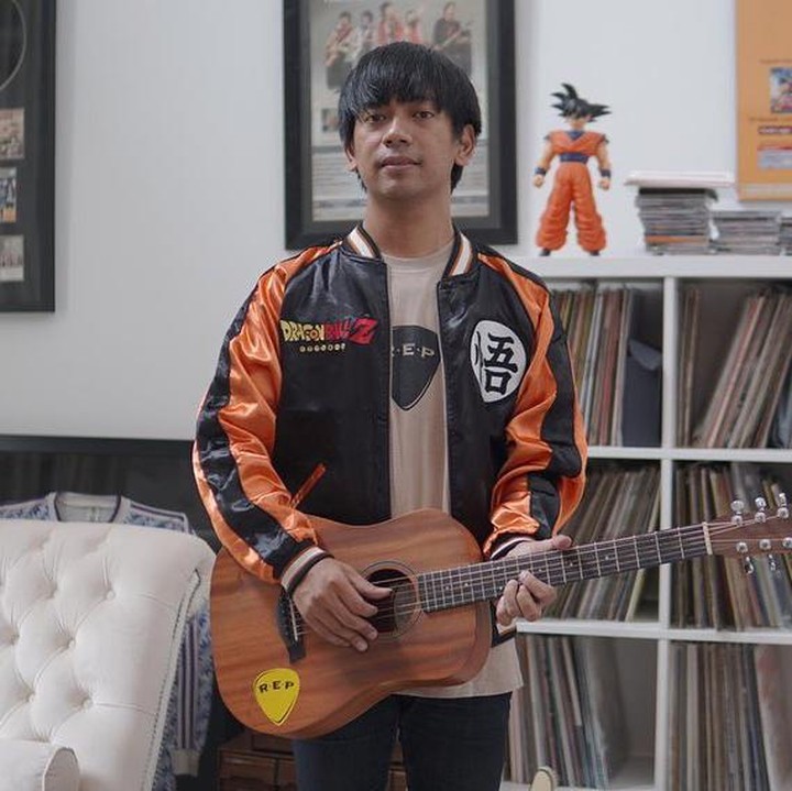 <p>Rian D'Masiv juga memiliki ruangan khusus untuk menyimpan barang koleksinya. Mulai dari buku, alat musik, figur Jepang hingga berbagai barang antik. (Foto: Instagram: @rianekkypradipta)</p>