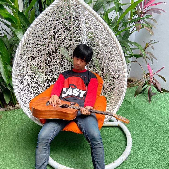 <p>Di bagian belakang, rumah Rian D'Masiv memiliki lahan hijau yang asri. Pelantun Jangan Menyerah kerap menghabiskan waktu dengan bersantai sambil bermain gitar di sana. (Foto: Instagram: @rianekkypradipta)</p>