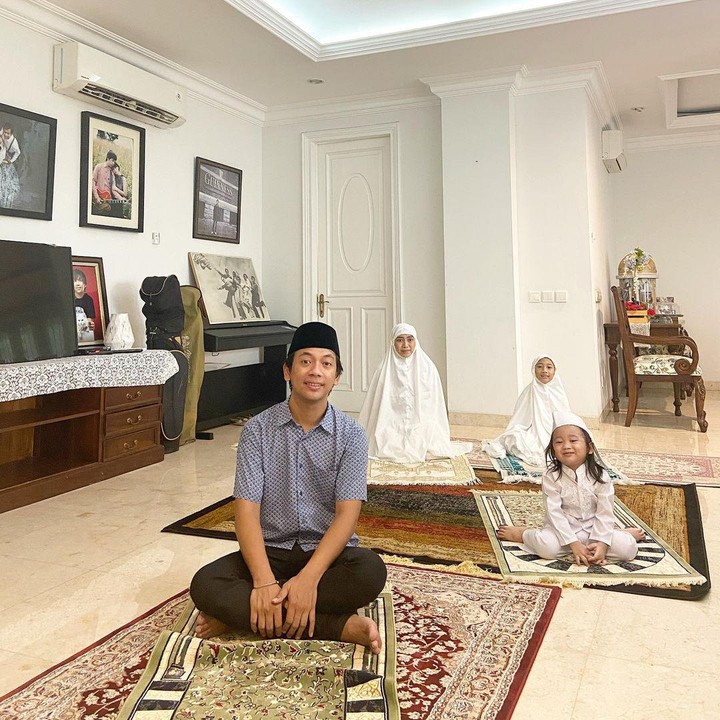 <p>Rumah tersebut cukup luas, bahkan dapat dijadikan sebagai tempat salat berjemaah yang nyaman untuk keluarga. Dominasi warna beige memberi kesan cerah dan bersih pada rumah Rian. (Foto: Instagram: @rianekkypradipta)</p>