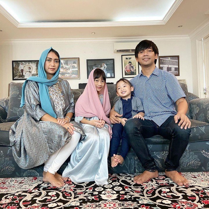 <p>Di rumah senilai Rp20 miliar tersebut, Rian banyak menghabiskan waktu bersama istri dan kedua buah hatinya. Ia mendekorasi rumahnya dengan nuansa elegan. (Foto: Instagram: @rianekkypradipta)</p>
