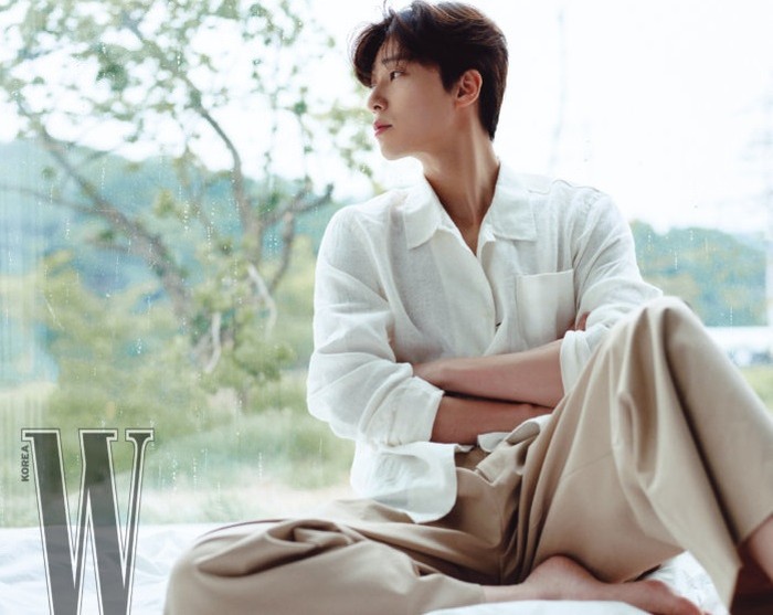 Selain pemotretan, Park Seo Joon juga melakukan promosi bersama Chanel melalui akun Youtube. Sebenarnya ia tidak begitu paham dengan produk kecantikan. Ia bisa menjelaskan secara alami, karena menggunakan produk tersebut setiap hari / foto: wkorea.com