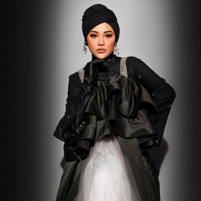 Seperti salah satu potretnya ini, ia terlihat cantik dan memukau ketika melakukan pemotretan dengan nuansa hitam glamour bersama Rio Motret. Kali ini ia menggunakan turban yang dipadu dengan dress hitam. (Foto: Instagram.com/aurelie.hermansyah)