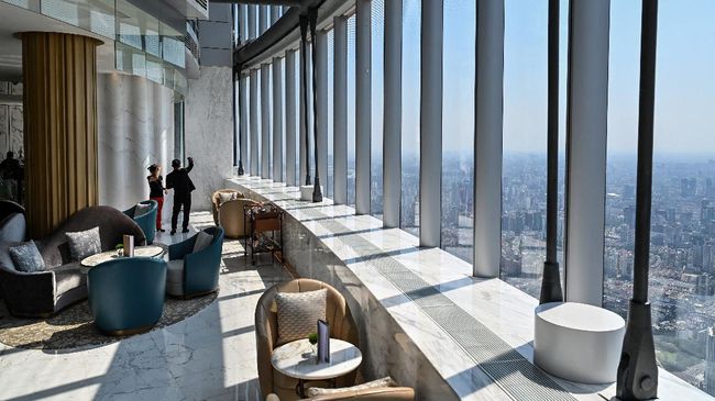 Hotel tertinggi di dunia setelah Burj Khalifa telah dibuka di Shanghai untuk kaum "sultan" yang punya mimpi menggapai mimpi setinggi langit.