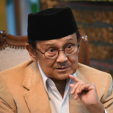 Makna Haru Dibalik Syal Putih B.J. Habibie, Simbol Cinta Abadi Bagi Mendiang Istri