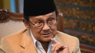 Makna Haru Dibalik Syal Putih B.J. Habibie, Simbol Cinta Abadi Bagi Mendiang Istri