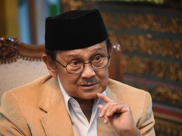 img-title Makna Haru Dibalik Syal Putih B.J. Habibie, Simbol Cinta Abadi Bagi Mendiang Istri