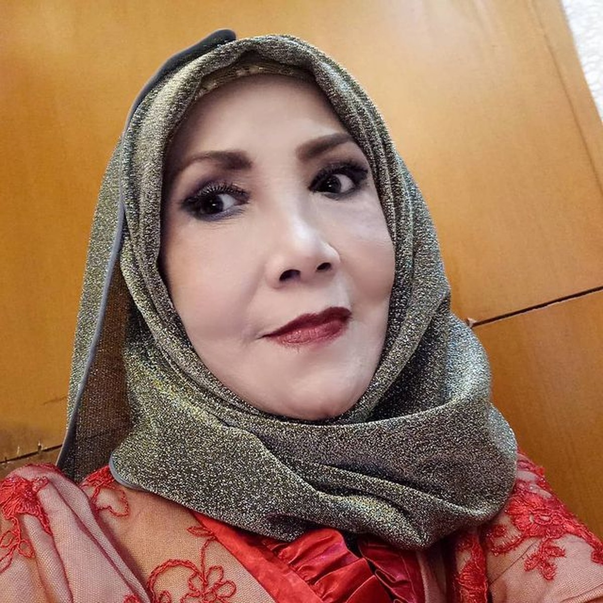 Kabar terbaru artis senior Waty Siregar tengah memprihatinkan karena mengidap kanker&period; Yuk kita intip sosoknya&excl;