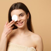 7 Kesalahan Membersihkan Makeup di Area Mata yang Bisa Sebabkan Iritasi