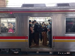 Dilema Penumpang KRL Takut Tertular Corona tapi Harus Kerja