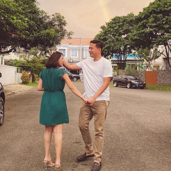 <p>Brotoseno tak malu-malu menampilkan sikap mesranya terhadap Tata Janeeta. Lihat saja potret mereka yang seperti anak muda. (Foto: Instagram: @tatajaneetaofficial)</p>