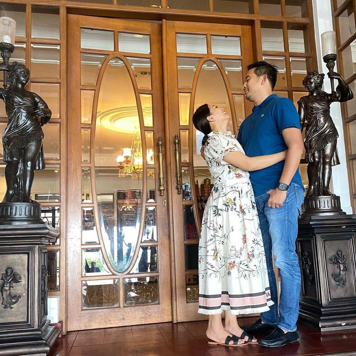 <p>Usia kehamilan yang semakin besar membuat Brotoseno tampak semakin lengket dengan sang istri. Ia tak sabar menantikan calon buah hatinya, Bunda. (Foto: Instagram: @tatajaneetaofficial)</p>