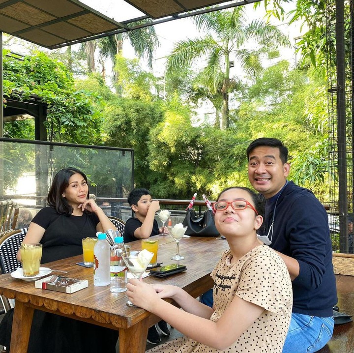 <p>Sebelumnya, Tata telah dikaruniai dua anak dari pernikahannya dengan Efran Fitrianto. Brotoseno menjadi ayah sambung untuk Atharnaga Raffaedean dan Janeeta Amira. Mereka tak sabar menantikan kehadiran anggota keluarga baru. (Foto: Instagram: @tatajaneetaofficial)</p>