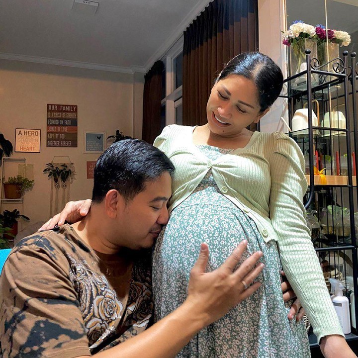 <p><em>Baby bump</em> di tubuh Tata Janeeta terlihat semakin membesar. Brotoseno terlihat menghujaninya dengan ciuman untuk calon buah hati. Semoga lancar hingga persalinan tiba ya. (Foto: Instagram: @tatajaneetaofficial)</p>