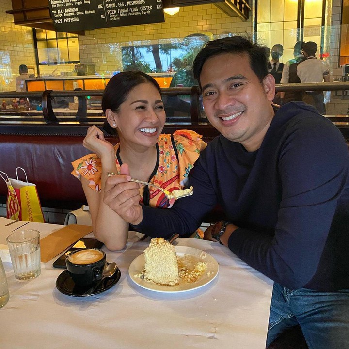 <p>Brotoseno juga kerap mengajak sang istri menikmati <em>quality time</em> dengan makan di restoran ketika hamil. Ia sangat memanjakan Tata Janeeta nih. (Foto: Instagram: @tatajaneetaofficial)</p>