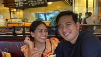 <p>Brotoseno juga kerap mengajak sang istri menikmati <em>quality time</em> dengan makan di restoran ketika hamil. Ia sangat memanjakan Tata Janeeta nih. (Foto: Instagram: @tatajaneetaofficial)</p>