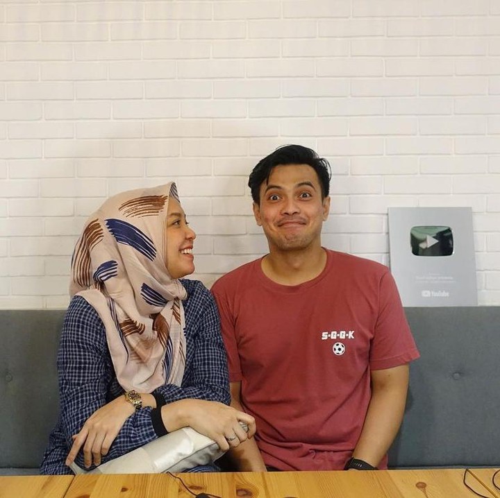 <p>Temmy Rahadi mengakhiri masa lajangnya dengan mempersunting wanita bernama Ira Wahyuni enam tahun lalu. Mereka resmi menikah pada 31 Mei 2015, Bunda. (Foto: Instagram: @temmyrahadi99)</p>