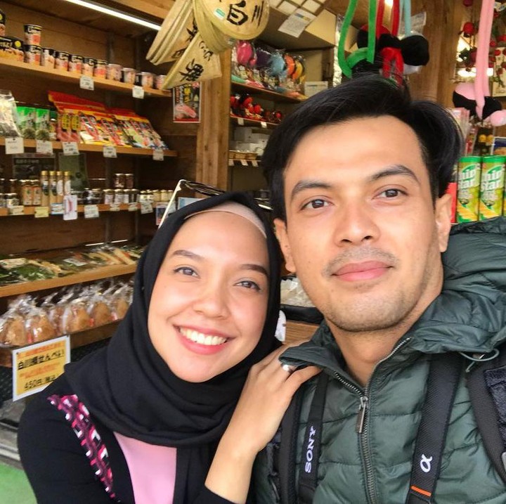 <p>Temmy Rahadi juga sering mengajak istrinya melakukan selfie ketika sedang jalan-jalan. Nempel terus nih, Bunda! (Foto: Instagram: @temmyrahadi99)</p>
