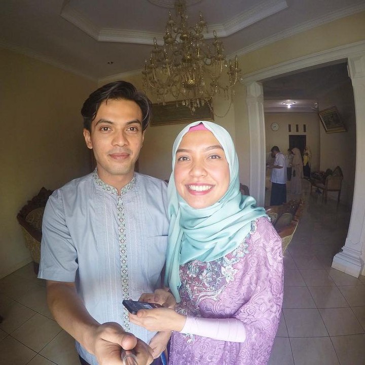 <p>Nah, kalau ini adalah potret Idul Fitri pertama Temmy Rahadi dan dan Ira Wahyuni ketika baru menjadi suami istri. Keduanya terlihat sangat bahagia ya? (Foto: Instagram: @temmyrahadi99)</p>
