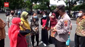 VIDEO: Kerumunan Antrean Vaksinasi Massal Dibubarkan