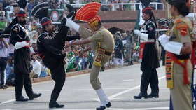 Perbatasan India-Pakistan Punya Upacara Bendera Paling Epik