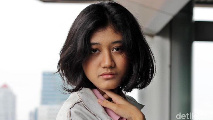 Remaja berusia 19 tahun ini mendadak viral usai sosoknya yang mirip dengan Nike Ardilla. Ialah Siti Aisyah Mardhiya Amilia atau akrab disapa Amel.