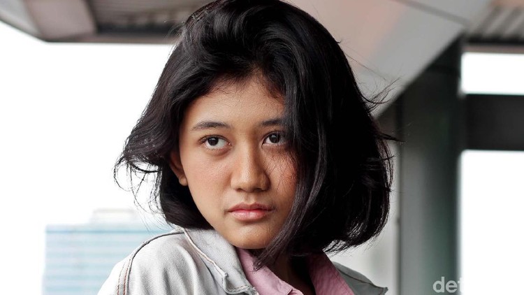 Remaja berusia 19 tahun ini mendadak viral usai sosoknya yang mirip dengan Nike Ardilla. Ialah Siti Aisyah Mardhiya Amilia atau akrab disapa Amel.