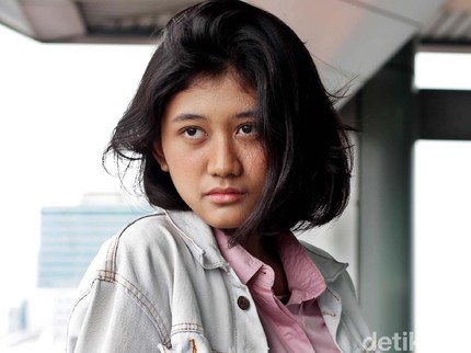 Tangis Ibunda Nike Ardilla Bertemu Gadis Viral yang Mirip Putrinya
