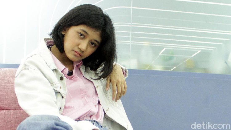 10 Foto Amel, Gadis 19 Tahun yang Viral Mirip Nike Ardilla Remaja berusia 19 tahun ini mendadak viral usai sosoknya yang mirip dengan Nike Ardilla. Ialah Siti Aisyah Mardhiya Amilia atau akrab disapa Amel.