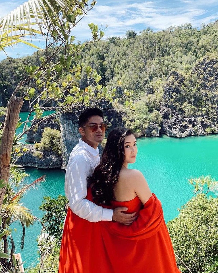 Akan Segera Menikah Intip Momen Mesra Boy William dan Karen Vendela Tanggal pernikahan Boy William dan Karen Vendela bocor, dikabarkan mereka akan segera menikah Juli ini. Yuk intip kemesraan mereka!