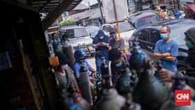 Puluhan Orang Antre Oksigen di Manggarai Jaksel
